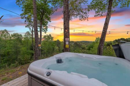 Views In - Waffle Bar-king Bed-hottub *