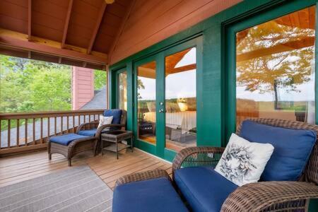 Views In - Waffle Bar-king Bed-hottub * Ellijay