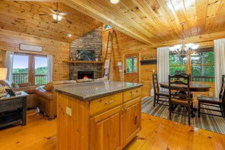 Holiday home Views In - Waffle Bar-king Bed-hottub Ellijay