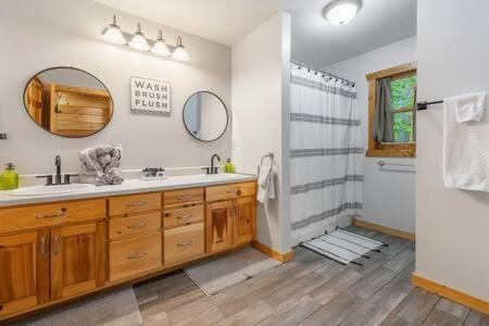Holiday home Views In - Waffle Bar-king Bed-hottub Ellijay