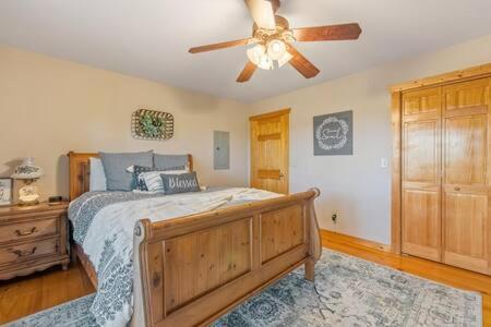 Views In - Waffle Bar-king Bed-hottub