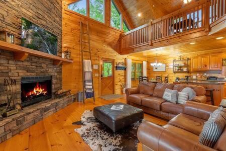 Views In - Waffle Bar-king Bed-hottub * Ellijay
