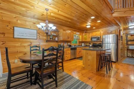 Views In - Waffle Bar-king Bed-hottub Holiday home Ellijay